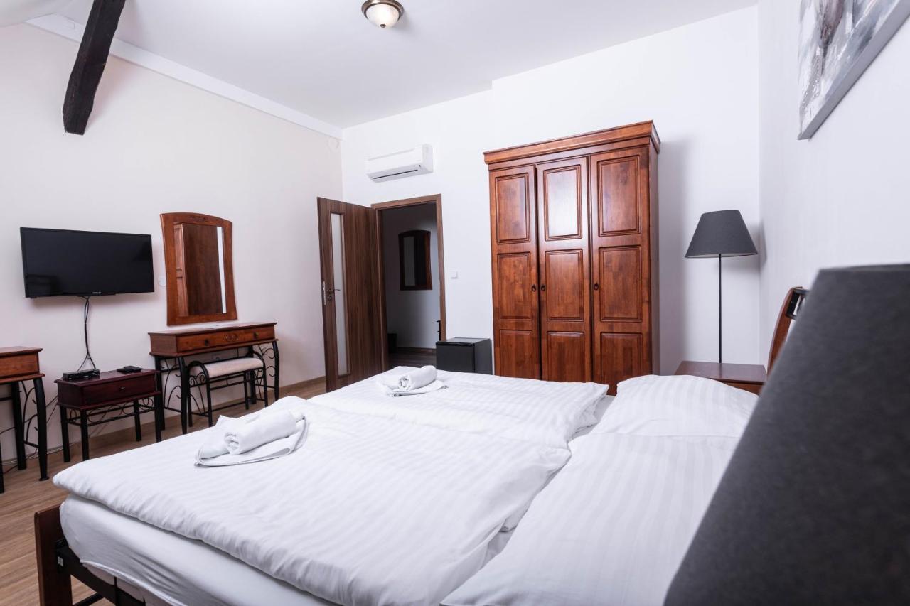 Penzion Kralovske Lazne Poděbrady Buitenkant foto